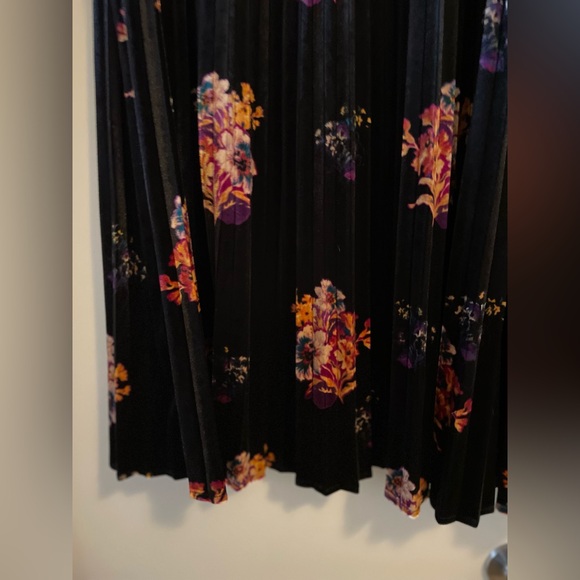 Anthropologie Maeve Black Floral Velvet Pleated Midi Skirt Size Large - Picture 3 of 11